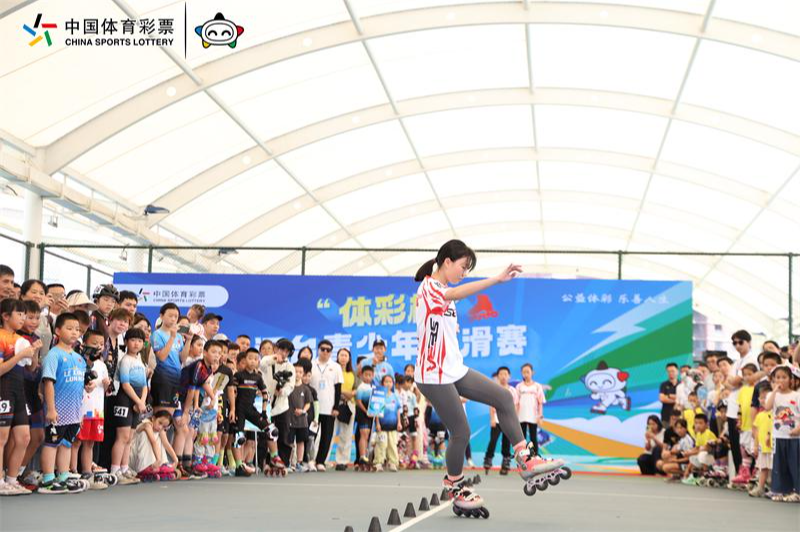 “体彩杯”闽台青少年轮滑赛在榕开赛 两岸轮滑小将同场竞技